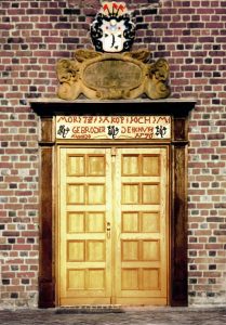 historische Tür mit Stuckaufsatz